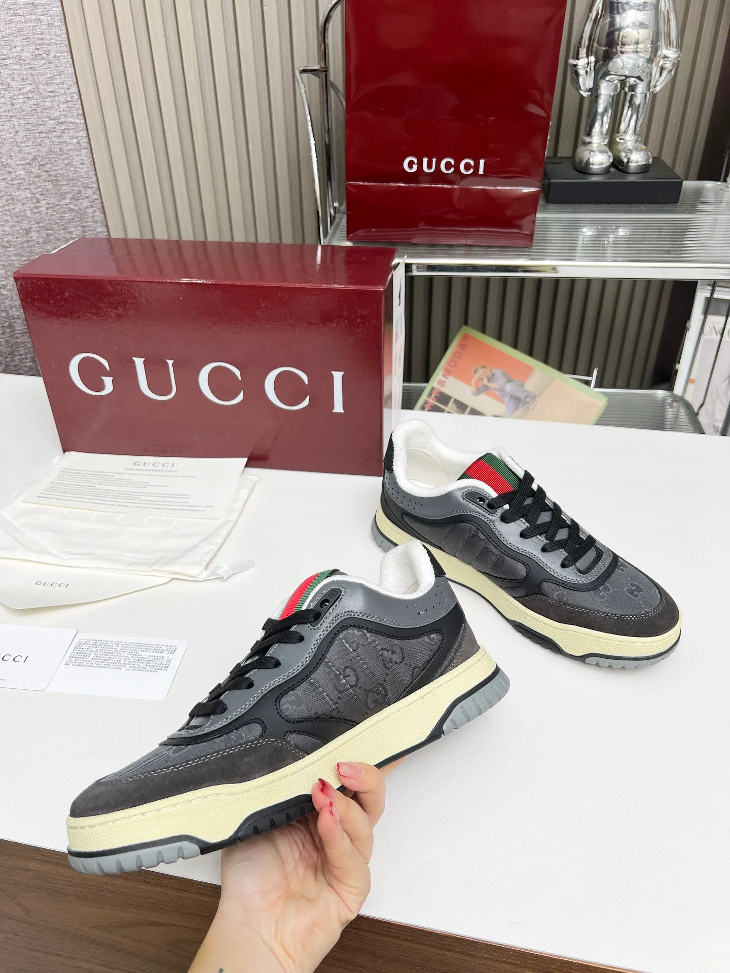 [G Home] P: 600💰 Couple size: Female 35-40. Male 39-44 (45 custom-made) 🆕2025.GUCC Gucci original order quality The latest popular high and low top aged couple sneakers series shipped original purchase development and production, this high and low top sneakers adopt a basketball-style silhouette design, cleverly integrated with hollow panels and distressed effects, showing unique ingenuity. The ingenuity incorporates brand logo details such as interlocking Double G styling accessories and Gucci lettering, a low-key tribute to the brand's design heritage. Exquisite packaging at the delivery counter 🛍📦 ▪️ Fabric: Original customized imported first-layer cowhide ▪️ Inner lining: Imported first-layer cowhide ▪️ Sole: Original molded two-color TPU sole ▪️ Sole thickness: 3cm